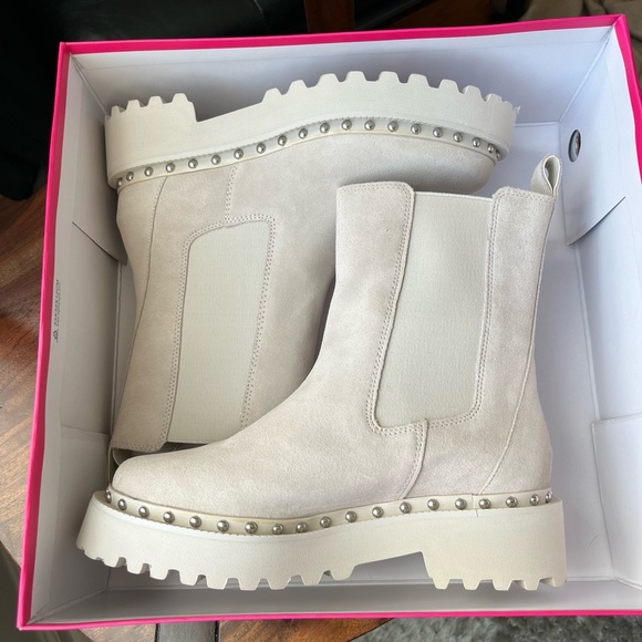 VINCE CAMUTO MILKY WHITE STUDDED MEENDEY PULL-ON BOOTS - Picture 16 of 16